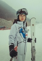 梅婷晒母女滑雪照！妈妈黑眼圈重老态明显，引起网友热议