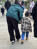 有网友偶遇董子健带着5岁的女儿大福逛艺术馆……