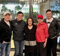 苗侨伟黄日华汤镇业李司棋难得相聚 几人开心搂着合照