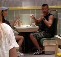 58岁唐丽球与61岁吴毅将罕现身，夫妻俩结婚20年，恩爱如初