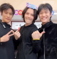 向佐现身小杨哥直播间，身型暴瘦双颊凹陷，被网友质疑身体出问题