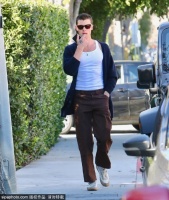 萌德新恋情疑似曝光 与23岁新人女歌手出街