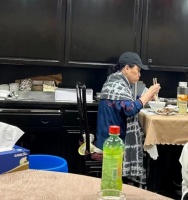 56岁邓萃雯近况曝光，素颜现身打扮朴素，脸上难掩岁月痕迹