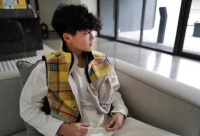 曹格14岁儿子烫卷发长胡茬显成熟，疑以模特身分出道