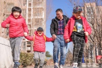 义务抚养服刑犯仨孩子，好人老郝：喜欢听到孩子们喊“姥爷”