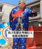 安徽：83岁老人花万元办葬礼，出殡当天前呼后拥，心情也复杂起来