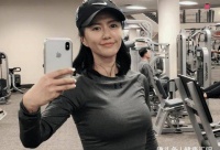 谭维维晒健身照，“蝴蝶背”吸晴，丰腴身材惹人爱，被男友宠成宝