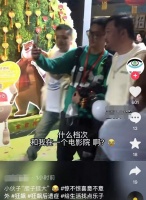 “徐江”贾冰现身东北老家玩乐，满脸通红笑眯眼，与人合影没架子