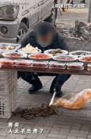 辽宁沈阳：太节约了吧，咸菜撒一地摊主捡起来继续卖，拍摄者直言太不负责了！
