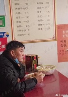 大衣哥朱之文现身路边小店，衣着朴素毫无明星架子