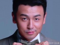 因太穷被抛弃的五位男星，如今各个有钱有名，高攀不起！