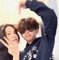 懒理王菲和谢霆锋秀恩爱，张柏芝与二儿子同框比心，素颜依然少女