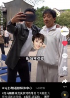 吴京用苹果手机又被骂！晒和成龙合照，故意码掉手机再引爱国争议