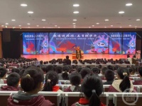 非遗表演“燃爆”校园 艺术家们被尖叫声“吞没”