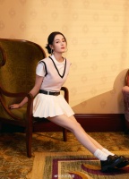 迪丽热巴、杨紫工作室今天发布的新图……