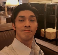 恭喜！曝香港知名男星向小11岁网红求婚成功，送20万现金被批炫富