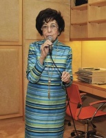 赌王亲姐何婉鸿离世，留下百亿遗产，生前由四太梁安琪照顾