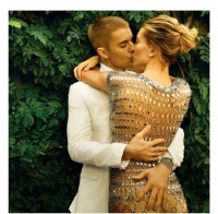 比伯海莉结婚照被翻出 被指故意露出赛琳娜纹身