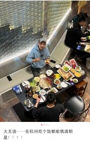 52岁戴军被偶遇，不做歌手转行开火锅店，脸颊圆润被指似“曹闯”