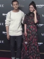 陈伟霆活动现场偶遇杨幂，很自然的搂腰合影……