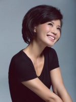 她花21年捧红丈夫，丈夫却将她无情抛弃，今44岁和儿子相依为命！