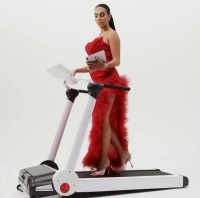 乔治娜近照曝光，穿高叉裙秀身材！丰腴线条迷人，晒炫富人生