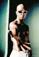 大S老公25年前写真旧照曝光，皮肤黝黑身材健硕，年轻时帅成这样