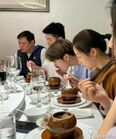 鹿晗关晓彤福州同框吃饭路透，甜死了！