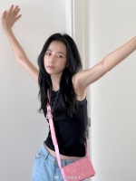 周雨彤最新营业照，长发真的很好看，身材也太让人羡慕了……