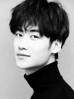 25岁演员刘峰去世，生前为学生连续工作20小时，喝酒健身引发心梗