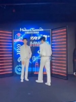 龚俊和自己蜡像合影，两个俊俊，都很帅