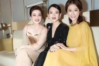 她是章子怡同学，把丈夫捧红却被抛弃，如今45岁生活幸福