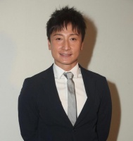 香港知名男星公开新恋情！漂亮女友曾受侵犯，还在看心理医生治疗