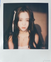 欧阳娜娜晒拍立得随拍 纯欲动人变身唯一纯白茉莉花