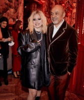 巴黎时装周上一身皮衣金发造型，还是和以前一样又酷又飒……