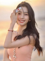 原来易梦玲才23岁！