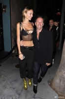 美国地产名人约会小20岁模特，12厘米身高差惹眼，刚过女方的肩膀