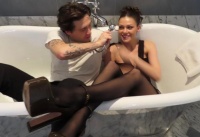 妮可拉融入小贝家族！与小七久违合体，浴缸秀恩爱，秀极致美腿