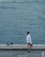 关晓彤这组状态实在是太棒啦，简单的白衬衫被穿出了高级感……