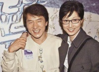 50岁吴绮莉转行当网红！身材高挑气质抢眼，独游西湖北影迷人