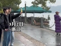 三帅哥拍打卡照，路过女孩突然闯进镜头与其合照……