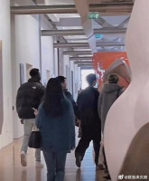 又双叒被偶遇了，现身巴黎蓬皮杜艺术中心看展，不愧是艺术生！