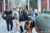 刷到一张娜扎和几个外国小姐姐的合影……