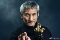 73岁导演徐克携小30岁助理女友散步，十指紧扣，女方染金发好时髦