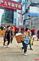 背起锅碗瓢盆 我们春游去啦！网友：终于看到了小时候野炊的样子