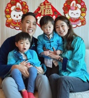 岑丽香和老公儿子去海边玩耍享受家庭乐 一家四口开心拍下全家福