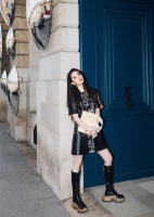 不愧是神仙姐姐！35岁刘亦菲和不满20岁谷爱凌、未满15岁李惠仁同框看秀，一袭黑色皮裙涂红唇，年龄差引热议