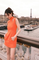 沈梦辰塞纳河畔随拍，一身橙色连衣裙真的是塞纳河畔最靓的仔！