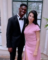 比尔·盖茨20岁女儿约会黑人小伙，抨击声不断，公开回应：受够了