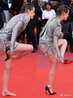 红毯上最奇葩的7大女星，图一光脚走，图五灯泡节，图七熊猫人